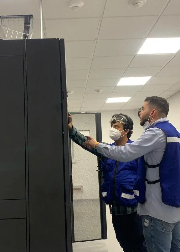 Equipo de Refrigeración y Sistemas trabajando en instalaciones